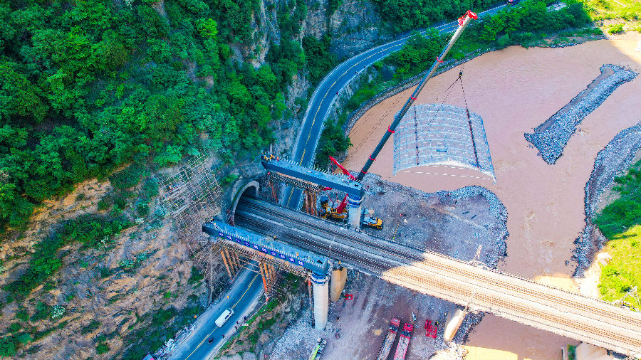 近日，由中国铁建所属中铁二十局四公司承建的陇海铁路南北崖隧道出口柔性钢棚洞工程圆满完工，标志着世界最大跨度铁路柔性钢棚洞正式建成，这也是国内首座特大型柔性钢棚洞工程。图为施工现场全景。