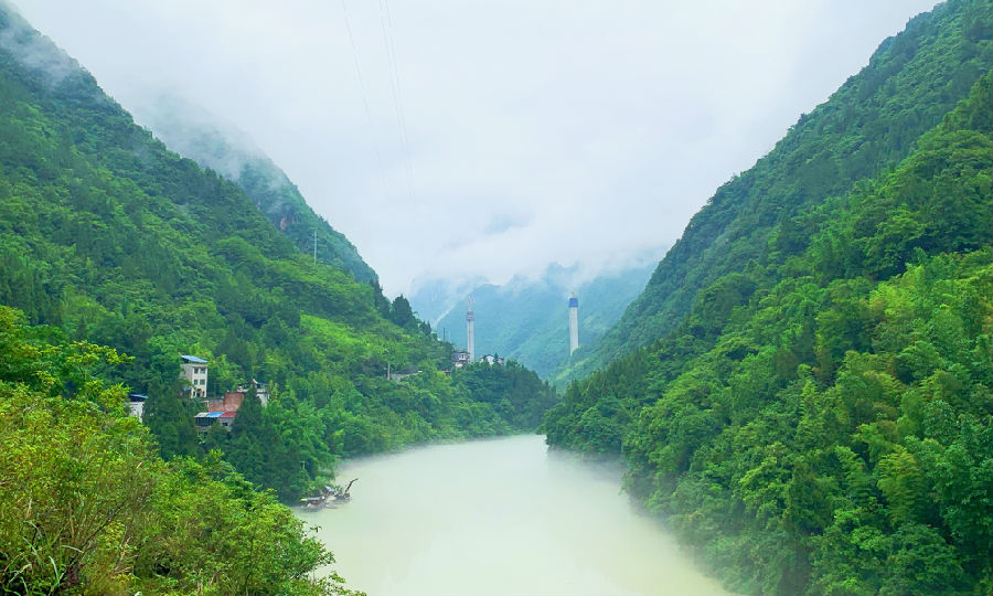 该工程建成通车后，将结束重庆市城口县不通高速公路的历史，同时也为陕渝两地打通了一条快捷通道。对G69银白高速全线贯通、完善国家路网、助力秦巴山区经济社会发展具有重要意义。图为建设中的双河口特大桥主墩。