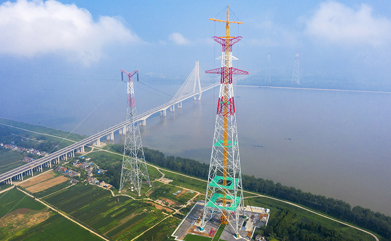 8月1日在安徽省池州市贵池区的长江岸边拍摄的池州长江大跨越输电塔（无人机照片）。郑贤列 摄