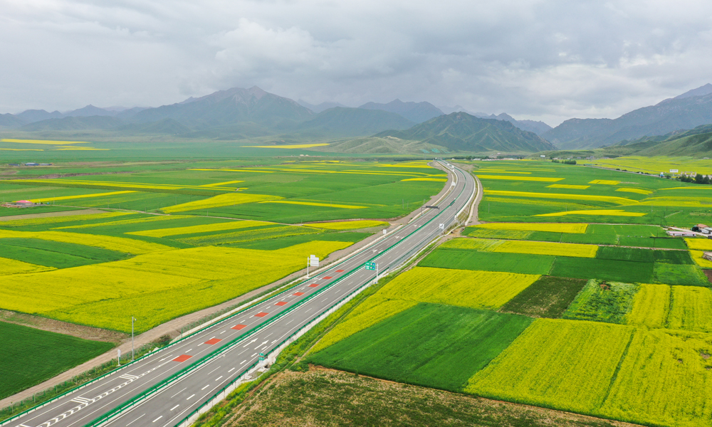 作为我国西部地区省际快速大通道，张扁高速公路在建设运营中，广泛采用各类环保工艺和新型技术，最大限度减少公路建设运营对祁连山生态系统的影响，营造了人与自然和谐相处的美丽画卷。图为张扁高速公路全景航拍。 赵森 摄