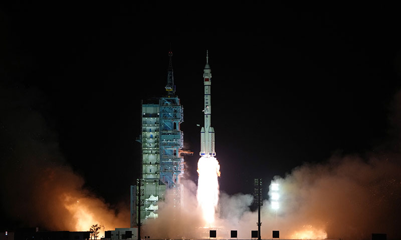 11月29日23时08分，搭载神舟十五号载人飞船的长征二号F遥十五运载火箭在酒泉卫星发射中心点火发射，约10分钟后，神舟十五号载人飞船与火箭成功分离，进入预定轨道，航天员乘组状态良好，发射取得圆满成功。新华社记者 李刚 摄