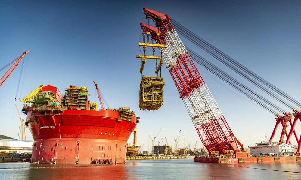 11月29日，由中国海油旗下海洋石油工程股份有限公司为英国业主量身定制的“海上油气巨无霸”——巨型智能集成化圆筒型浮式生产储卸油装置（FPSO）在山东青岛顺利交付。该装置整体高度118米，总重约3.2万吨。