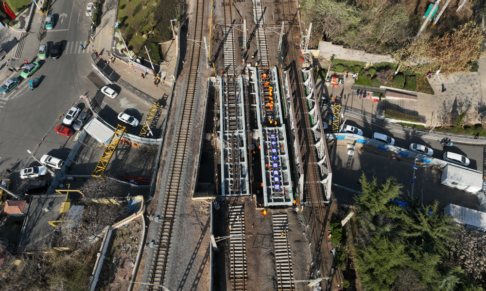 12月5日上午，由中国铁建所属中铁十四局负责的胶济客专海岸路桥换梁施工顺利完成。该桥建于1901年，距今已有121年历史，是山东省境内服役年限最长的铁路钢梁桥。图为换梁成功现场。