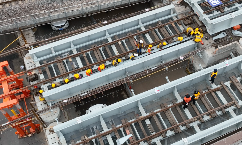 为顺利完成换梁任务，中铁十四局建设者们加大科技攻关力度，创新采用一体式换梁施工工艺，设计制作了新型智能工装，利用BIM建模等技术手段，通过仿真模拟、数据验算、组织厂内实验等方式反复进行方案比选，确保旧梁拆除、新梁更换施工精准无误。图为换梁施工现场。