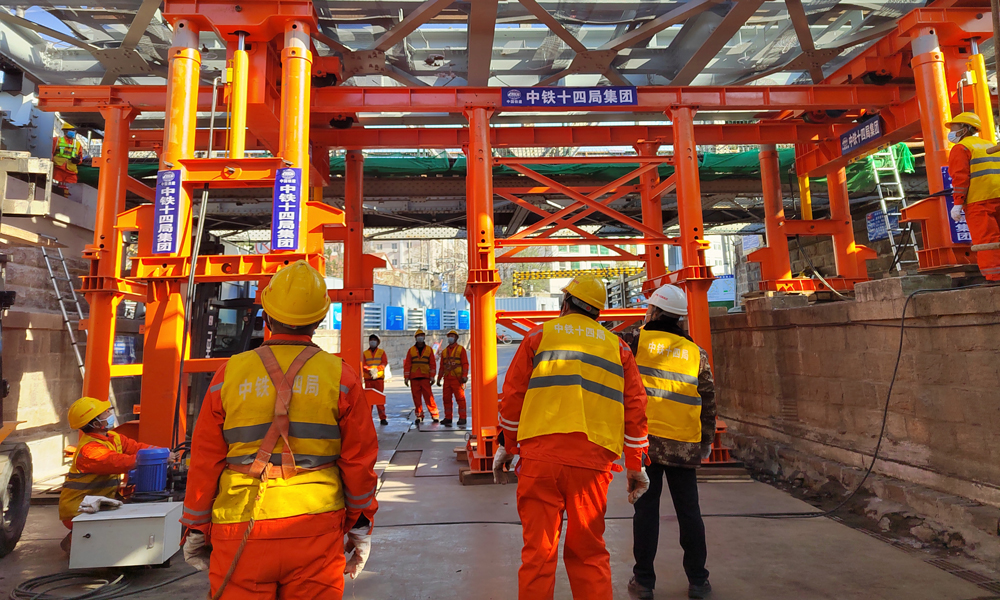 此次移入的4片新梁总重148.4吨，设计使用寿命为100年，随后在轨枕安装、线路铺设、焊轨、大机养护后，胶济客专海岸路桥将逐级提速后恢复列车运行。图为建设者研发的新型智能工装。