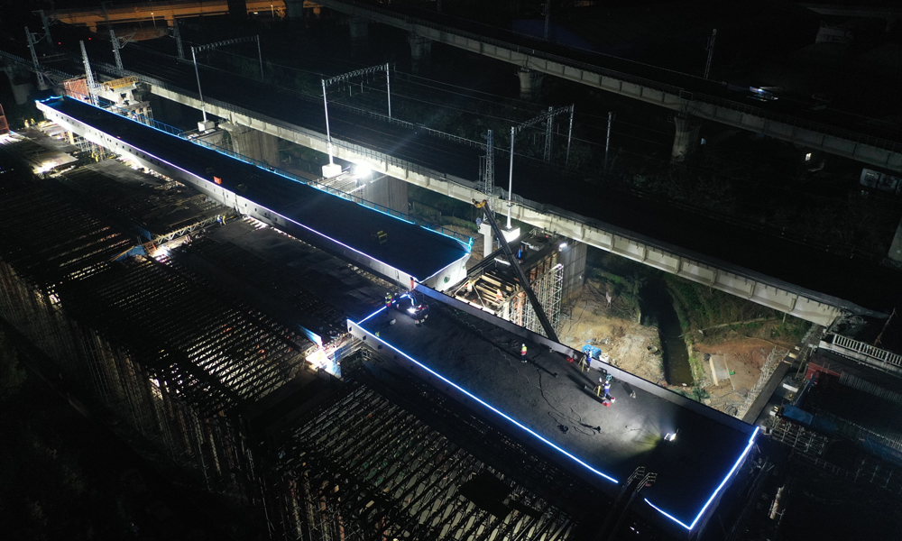 成自高铁是国家“八横八纵”高速铁路网中“京昆通道”的重要组成部分，全长176公里，是四川省首条时速350公里的高速铁路。建成后，对加快地区融入长江经济带发展战略，推进西部大开发进程，加快区域合作与发展具有重要意义。图为夜间平移施工。