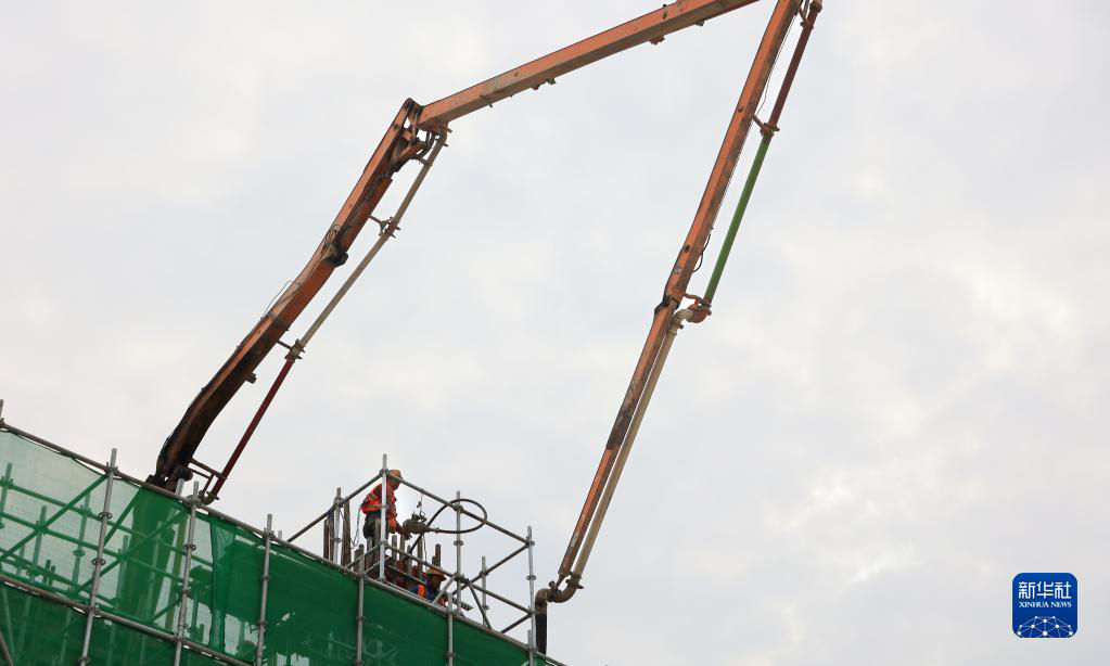 12月12日，工作人员在进行混凝土浇筑。新华社记者 刘续 摄