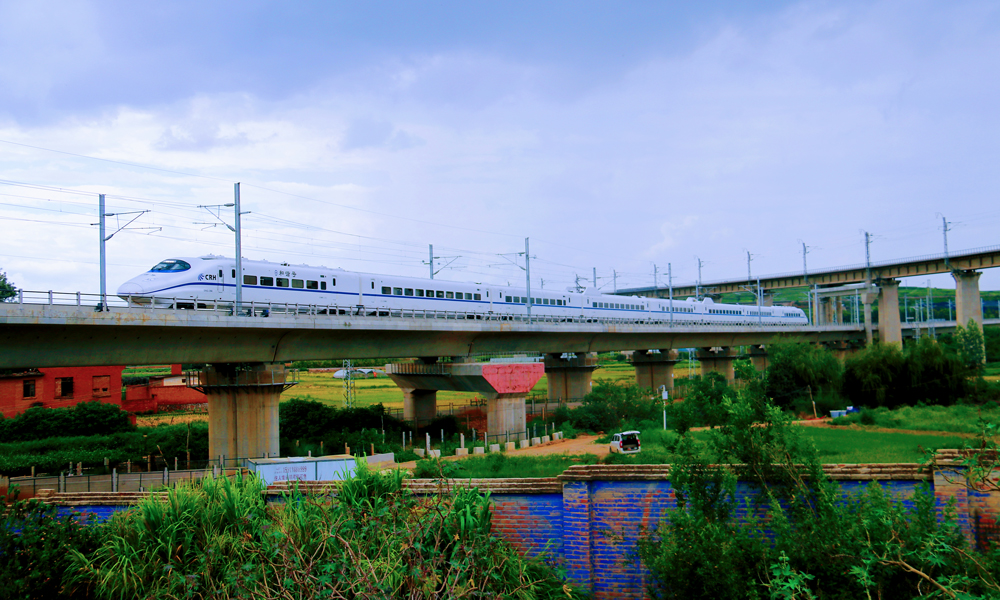 弥蒙高铁的开通运营，极大便利沿线各族人民群众出行，助力旅游等产业发展，对支持民族地区加快发展、全面推进乡村振兴、促进高水平对外开放，具有十分重要的意义。