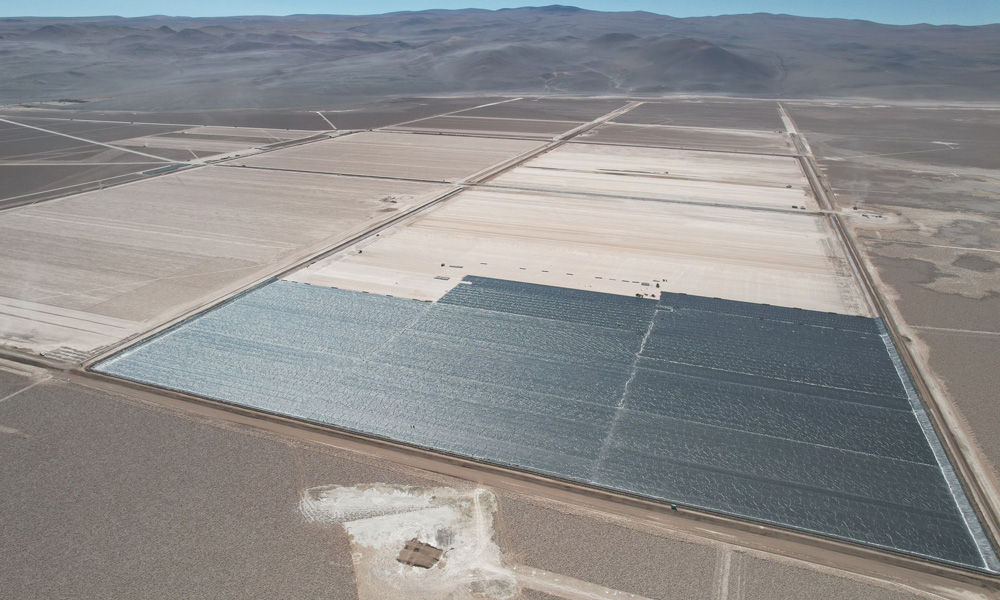 近日，随着盐水注入H51盐湖蒸发池，中国中铁旗下中铁十局承建的阿根廷尤耶亚科盐湖项目首个盐湖蒸发池正式投入使用。H51盐湖蒸发池容量达10亿升，是尤耶亚科项目单体最大的盐湖蒸发池。图为项目施工现场。