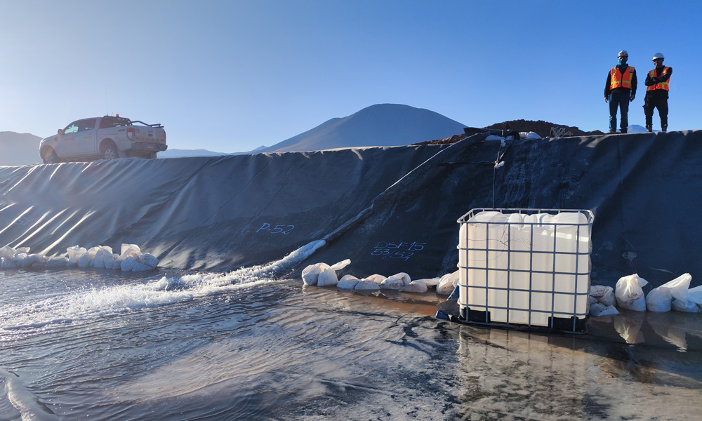 尤耶亚科盐湖项目建成后，将助力当地年产2万吨的氯化锂工厂建设，提取的含量42克/升的浓缩锂盐水将送入位于萨尔塔省的一个加工厂加工处置，不仅对进一步整合资源优势、发展当地锂电产业具有重要意义，还对推进阿根廷绿色循环产业和资源综合节约利用有着重要作用。图为项目注水施工现场。