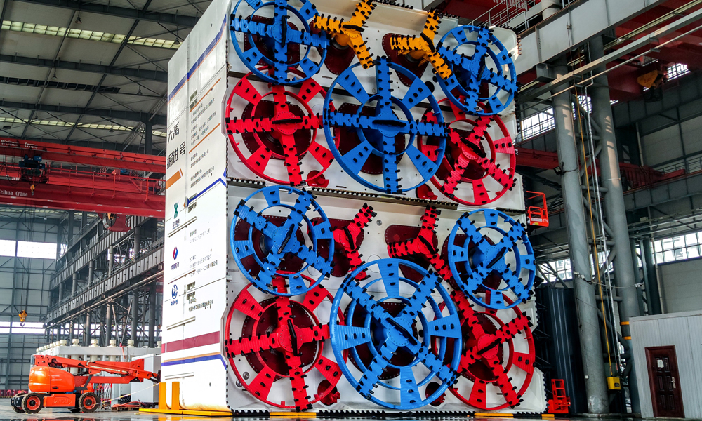 1月6日，中国中铁旗下中铁工业研制的世界最大断面组合式矩形盾构顶管机“中铁1179号”在郑州中铁装备国家TBM产业化中心下线，这是我国在矩形顶管技术上的再次重大突破，进一步巩固了我国在该领域的国际领先地位。