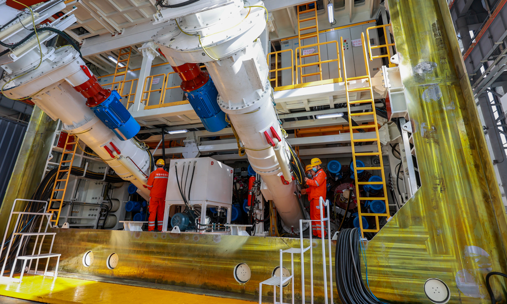 “中铁1179号”设备宽11.295米、高13.55米，为深圳地铁12号线沙三站试点项目量身定制，由两台设备上下组合而成。针对项目传统暗挖风险系数高、圆形盾构空间利用率低等问题，中铁工业本次研制机型采用多刀盘布置方式，多个螺旋机协同控制，通过微台阶开挖技术、姿态测量及控制技术等，实现了浅覆土、大断面、零间隙开挖功能，有效提高了设备安全可靠性。