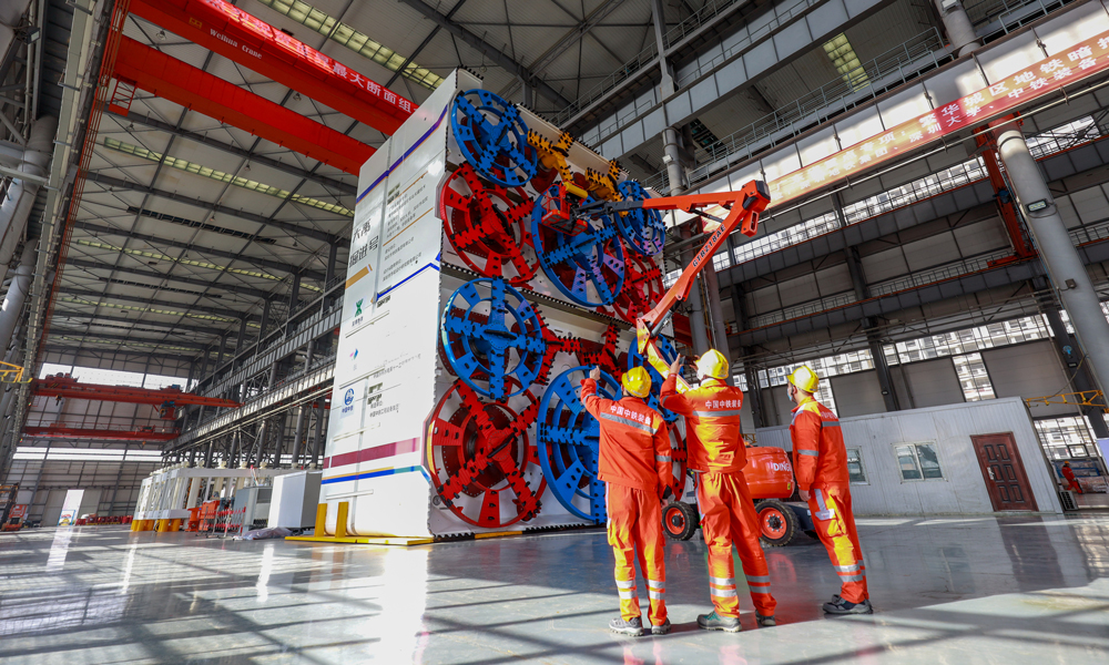 2019年以来，中国工程院院士陈湘生牵头开展“繁华城区暗挖地铁车站关键技术”科研攻关，深圳地铁集团、中铁工业等多家单位“产学研用”紧密融合，在深圳沙三站项目首次将超大断面组合式矩形盾构顶管机引入地铁车站建设，在推动大型施工装备研制的同时，实现地下空间施工工法重大创新。