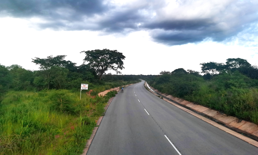 近日，中国中铁旗下中铁七局承建的坦桑尼亚108公里道路升级项目，经由坦桑尼亚国家公路局代表、卡塔维省公路局代表、监理咨询工程师等一行人组成的10人验收工作小组检查认定，顺利通过终交验。图为坦桑尼亚108公里道路升级项目。