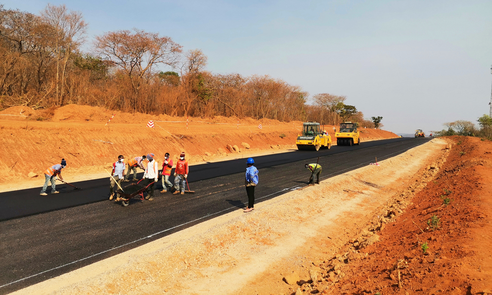 该项目沿线地形地貌复杂，途经群山、森林、沼泽及64公里保护区（无人区），环保要求等级高；沿线野生动物时有出没，且蚊虫多，疟疾、伤寒患病率高；项目所在地无公用饮用水设施。中铁七局海外建设者主动作为，通过聘用安保人员防备丛林野兽、打井取水并与村民共享等方式克服困难，精心组织施工，建成品质工程，受到当地各界称赞。图为坦桑尼亚108公里道路升级项目旱季沥青砼施工现场。
