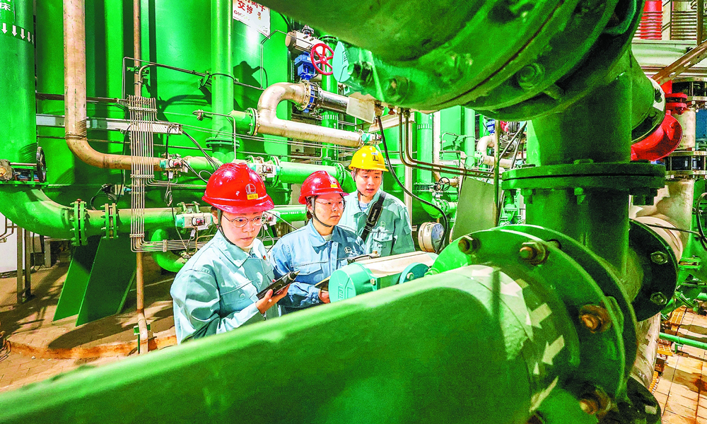 近日，中国石化扬子石化热电厂交换器正洗水回用项目投用。装置管理人员加强巡检，做好关键仪表、设备特护，24小时不间断监控记录运行情况，确保安稳运行。图为员工优化调整运行参数。