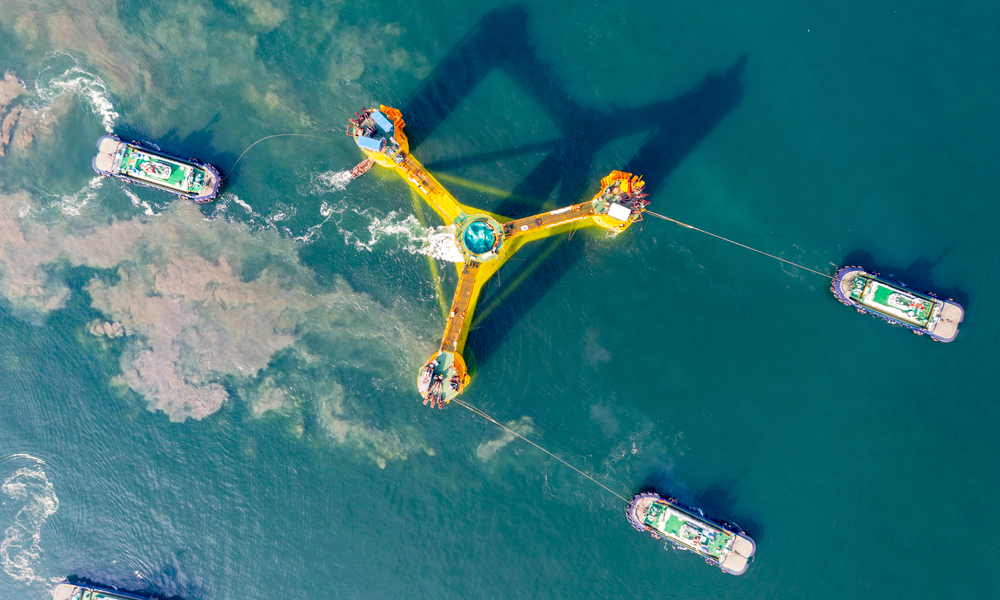 3月26日，我国首座深远海浮式风电平台“海油观澜号”在广东珠海福陆码头启航前往海南文昌海域。这标志着我国深远海风电关键技术取得重大进展，海上油气开发迈出进军“绿电时代”的关键一步。