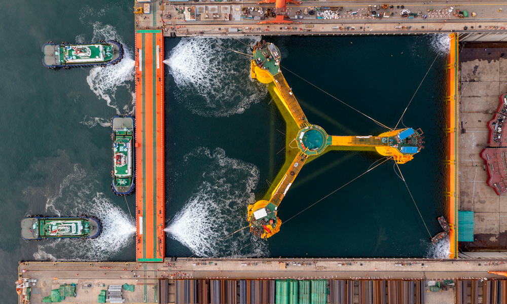 “海油观澜号”装机容量7.25兆瓦，由浮式基础和风机组成，整体高度超200米，吃水总重达11000吨。底部是一个三角形浮式基础，由30个钢结构模块组装而成，包括3个边立柱和1个中间立柱，整体边长近90米、高约35米、重量达4000吨。浮式基础上方是高约83米，相当于30层楼高的圆筒形状柱子，柱子上方装有重达260吨的机舱，可以指挥风机进行转动和变桨操作，被誉为风机的“大脑”。机舱前部是直径达158米的叶轮，也就是人们熟知的“大风车”，转动一圈的扫风面积近20000平方米，约等于2.7个标准足球场的大小，带动3只大叶片使机舱中的发电机转动，生成源源不断的绿色电力。