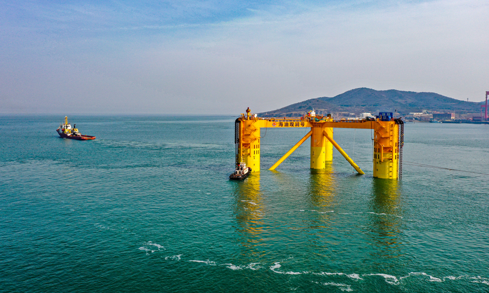 “海油观澜号”将安装于距海南文昌136公里的海上油田海域，通过9根总重超过2400吨的锚链牢牢拽住这个“海上摩天轮”。投产后，风机年发电量将达2200万千瓦时，所发电力通过1条5公里长的动态海缆接入海上油田群电网，用于油气生产，每年可节约燃料近1000万立方米天然气，减少二氧化碳排放2.2万吨。