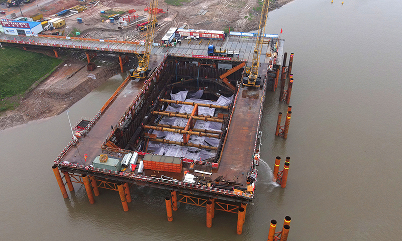 4月4日，昌九高铁扬子洲赣江公铁大桥首座主墩承台浇筑顺利完成。昌九高铁连接江西省南昌市和九江市，扬子洲赣江公铁大桥横跨赣江，集高速铁路、城市快速路、城市主干道三种交通方式于一体，是我国首座时速350公里多功能公铁混层合建桥梁。图为浇筑完成后的扬子洲赣江公铁大桥主墩承台。新华社记者 万象 摄