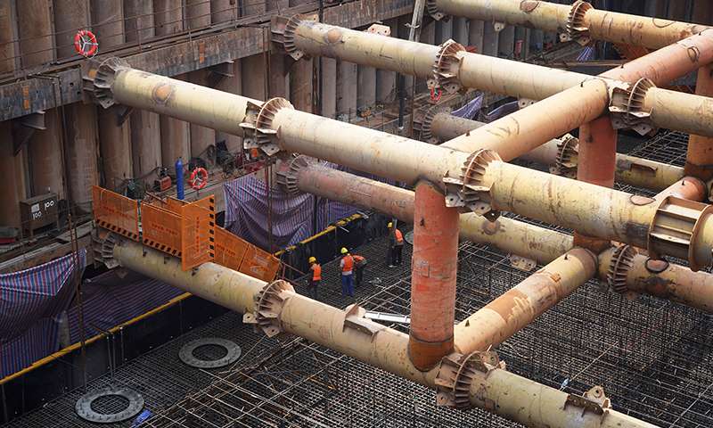 中铁大桥局工人在扬子洲赣江公铁大桥建设现场施工（4月2日摄）。新华社记者 万象 摄