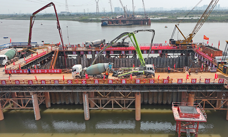 中铁大桥局工人在扬子洲赣江公铁大桥建设现场施工（4月2日摄，无人机照片）。新华社记者 万象 摄