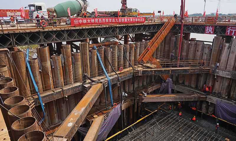 中铁大桥局工人在扬子洲赣江公铁大桥建设现场施工（4月2日摄）。新华社记者 万象 摄