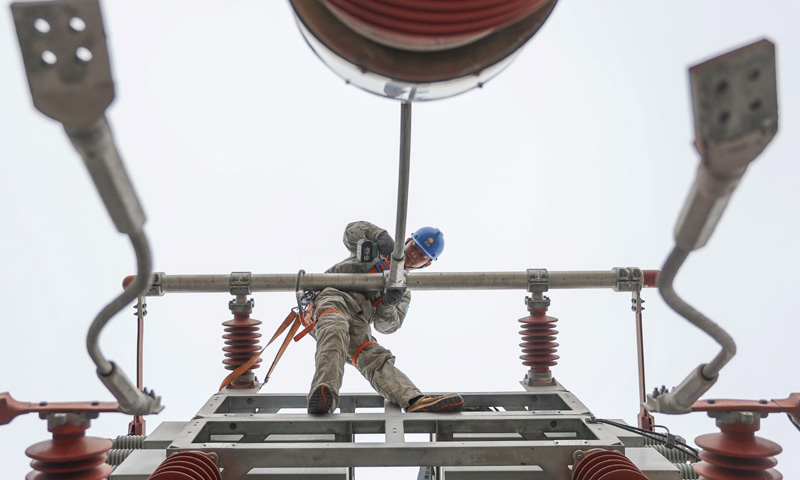 近日，国家电网江苏送变电公司员工对110千伏避雷器设备实施复引连接。