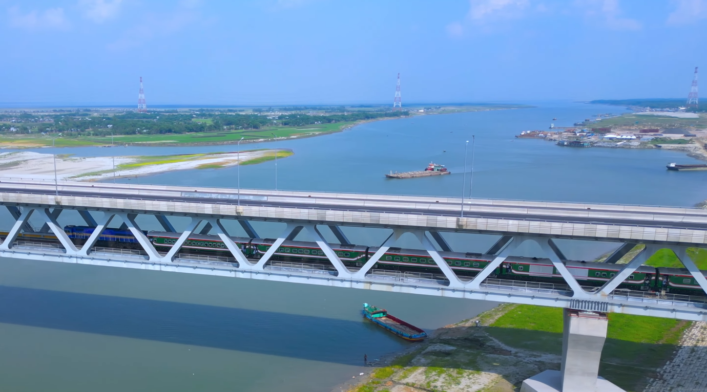 4月4日，中国中铁承建的孟加拉帕德玛大桥铁路连接线先通段试运行，奔腾的帕德玛河上驶过了有史以来第一列火车。