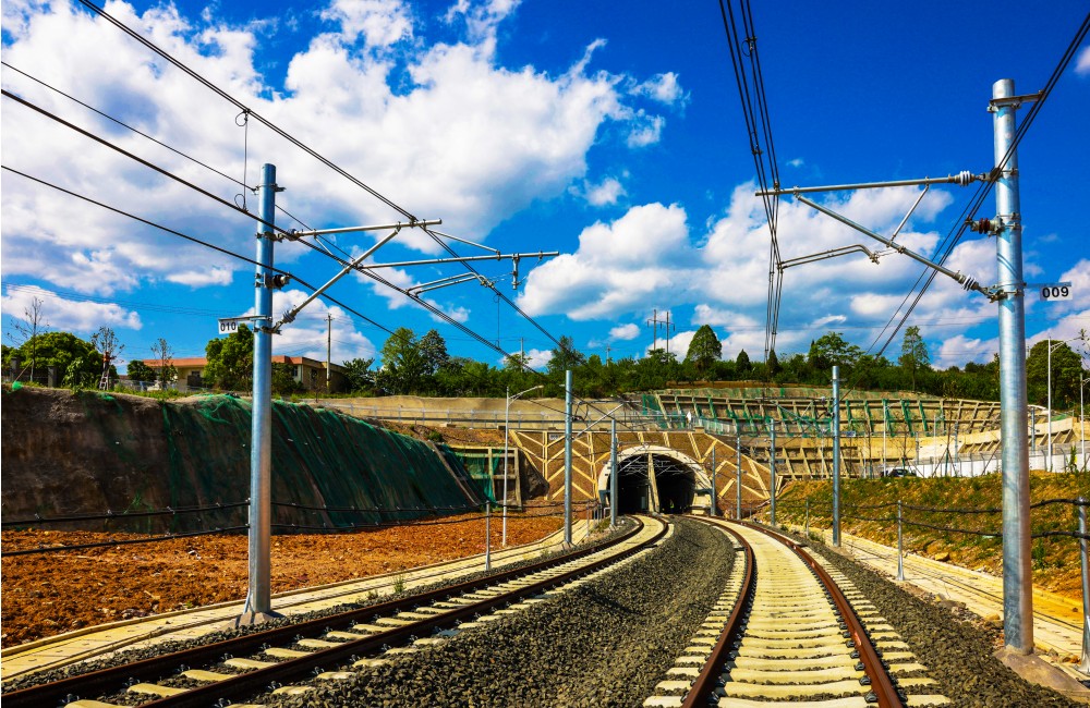 建设团队充分发挥中国中铁“大兵团”作战和投融资、设计、施工、工业制造一体化全产业链优势，在贵州首次大规模应用盾构工法，有效保障项目安全高效建设。图为车辆段隧道口。