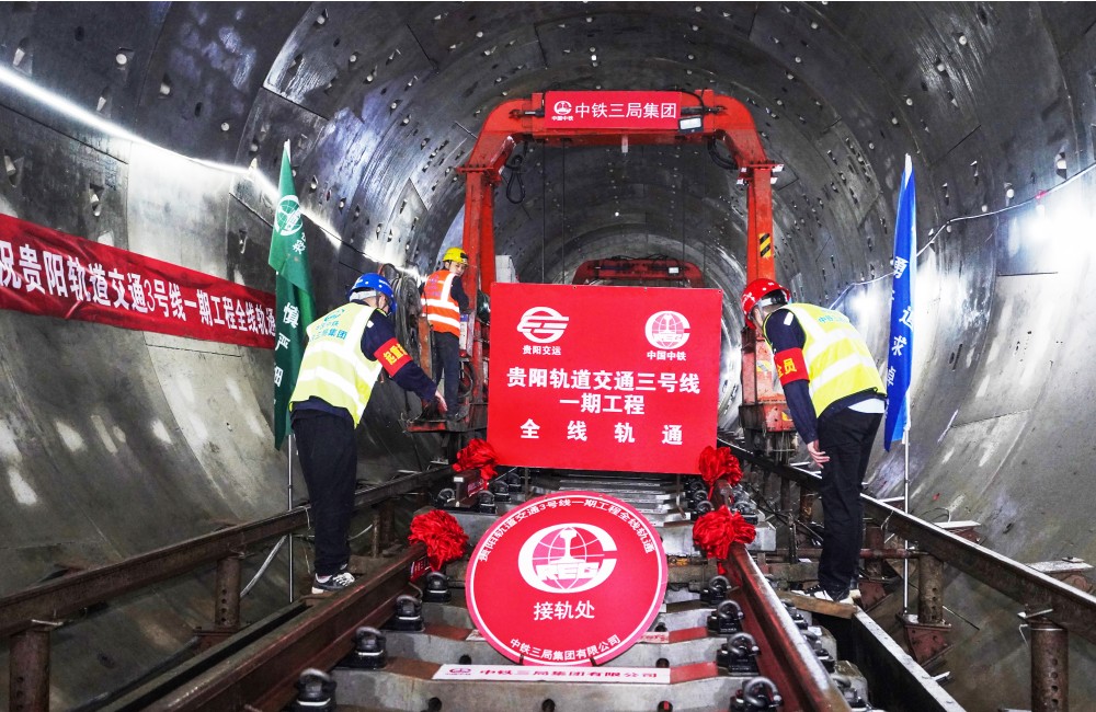 建设过程中，团队应用自主研发的轨行区智慧信息化管理平台，保障施工车辆和作业人员安全；采取“机铺+散铺”相结合方式与跨区间铺轨作业的施工方法，同时开工7个作业面，日最高铺轨500米，确保全线轨通节点如期实现。图为花果园铺轨基地现场最后一组25米轨排平稳就位，全线轨通。