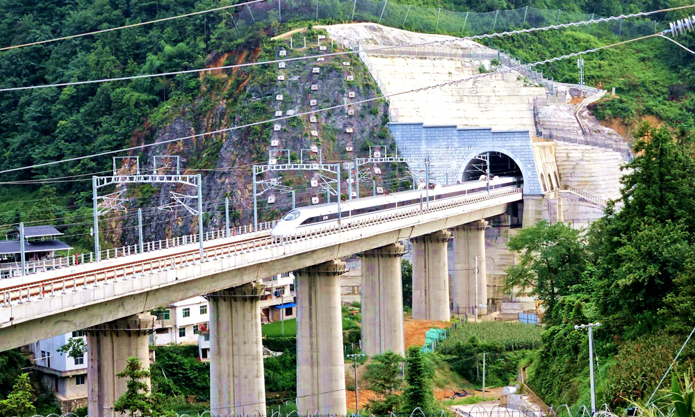 建设过程中，项目团队积极打造装配式绿色梁场——贵南高铁都匀东制梁场，广泛开展装配式梁场关键技术研究，有效减少了梁场混凝土基础工程对路基本体的破坏；成立技术创新工作室，与高校合作研究“国内较高桥隧比高速铁路电气化施工关键技术”，全力推进BIM技术在“四电”工程领域的研究应用；完成了《铁路机制砂应用技术规程》编制任务，填补了铁路施工在该领域的空白。图为列车行驶在贵南高铁贵阳至荔波段独山一号隧道出口和山口寨大桥上。