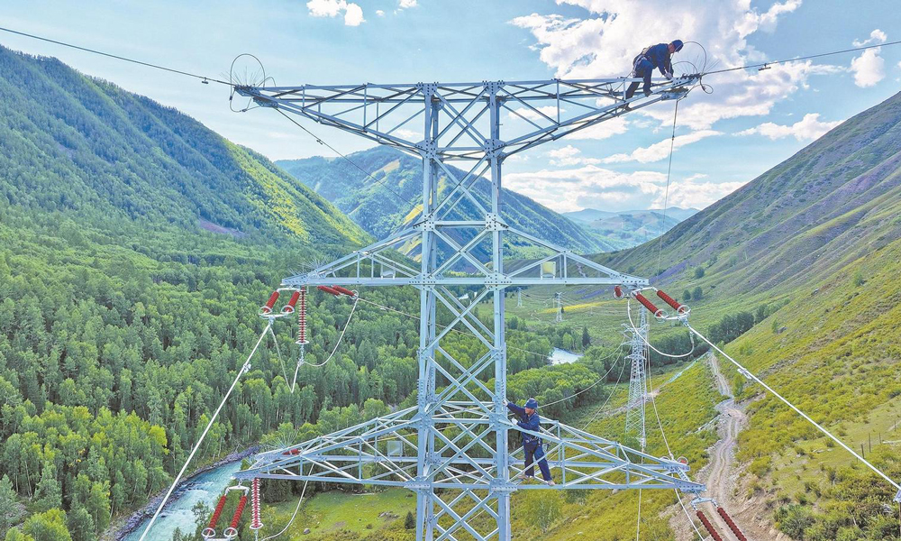 8月23日，国家电网新疆阿勒泰供电公司员工对即将投运的110千伏吉克普林输电线路开展验收。工程投运后，将为喀纳斯禾木景区提供可靠的电力保障。