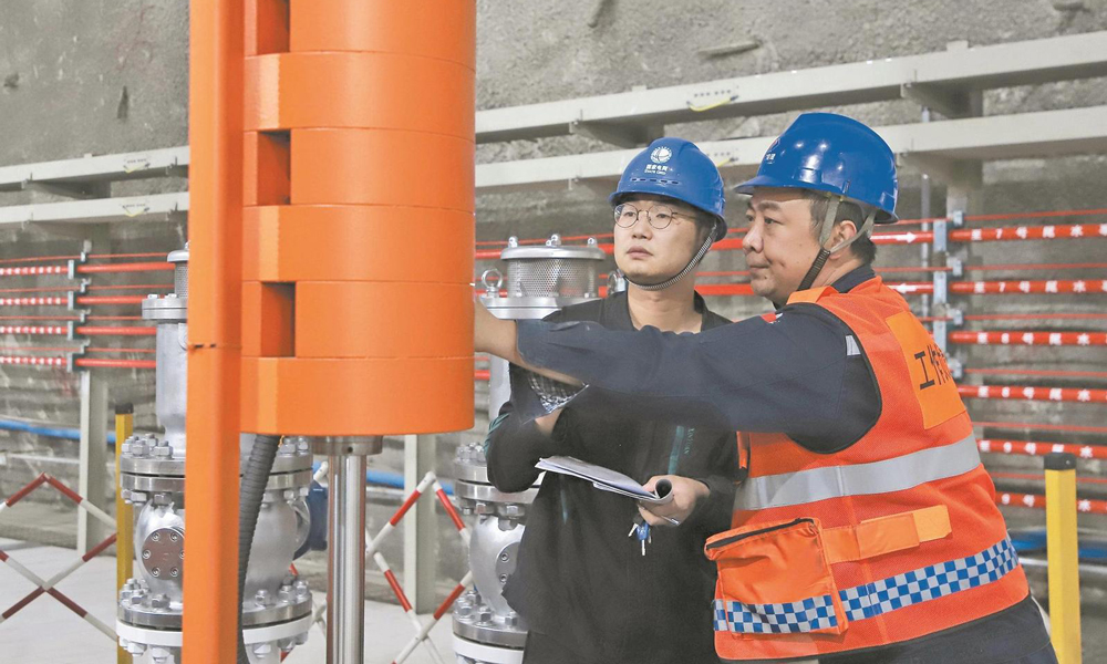 8月22日，国家电网新源河北丰宁抽水蓄能电站员工巡检8号机组尾水事故闸门吊轴检测装置。目前，该电站10台定速机组已经投产，在迎峰度夏期间发挥作用。