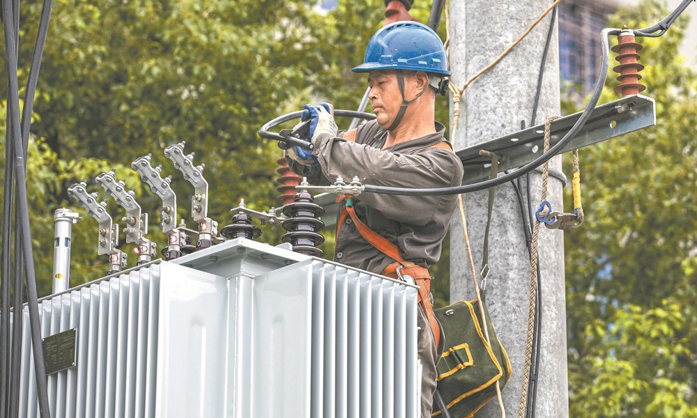 近日，国家电网江西湖口县供电公司员工在老街10千伏胜利小学台区为变压器增容，及时消除台区重载隐患。