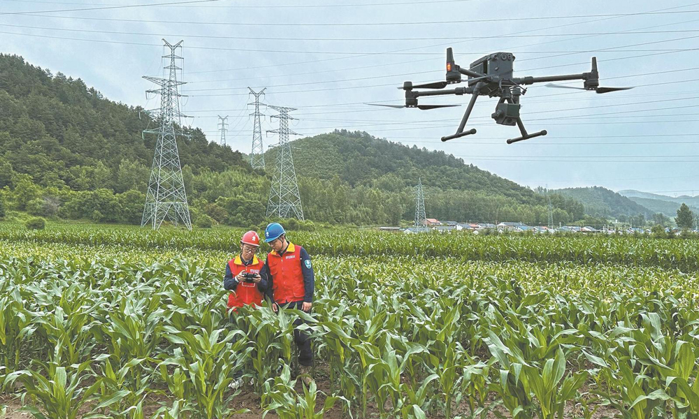 近日，国家电网吉林延边供电公司输电运检中心员工使用无人机对220千伏明牵甲乙线开展输电线路三维激光扫描建模工作，运用智能化手段保障迎峰度夏期间输电线路安全稳定运行。