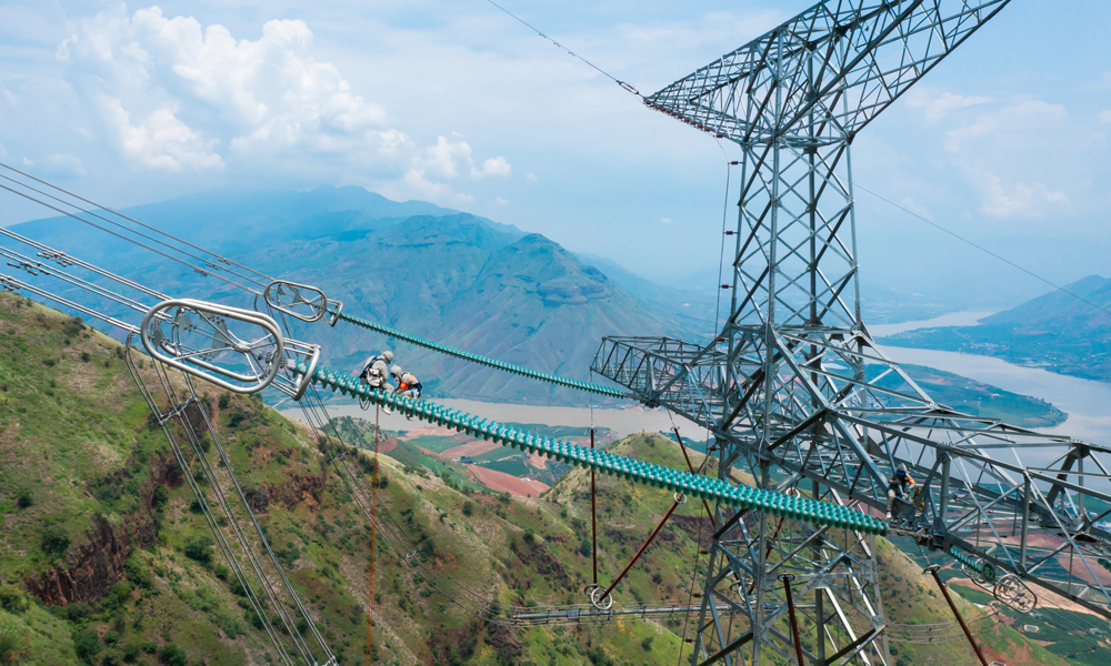 近日，南方电网超高压公司大理局在±800千伏新东直流线开展带电消缺工作，作业人员身穿屏蔽服爬上72米铁塔，沿绝缘子串采用“跨二短三”的方式进入强电场，在高空带电作业近2小时，完成绝缘子更换作业，及时消除设备缺陷。