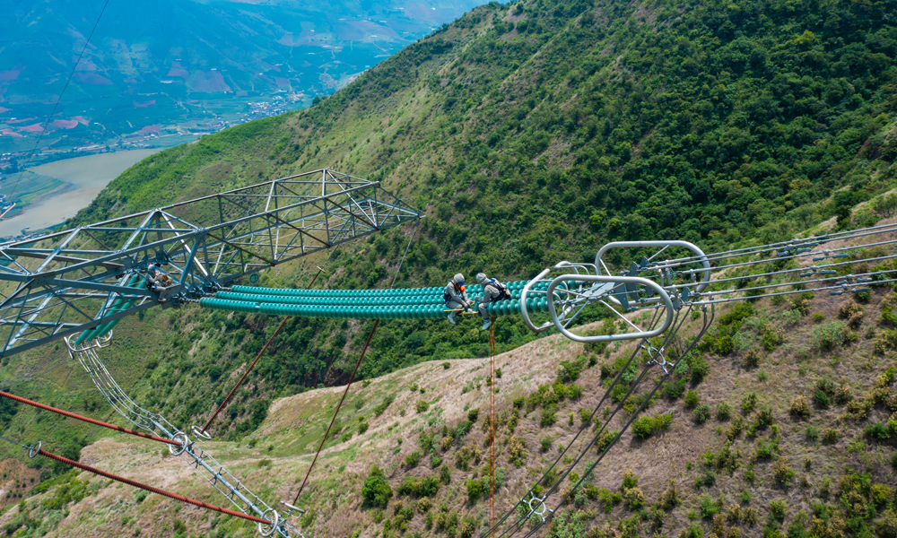 ±800千伏新东直流工程西起云南省大理白族自治州剑川县，东至广东省深圳市宝安区，工程每年可送清洁水电250亿千瓦时，可减少珠三角地区标准煤消耗720万吨，减少二氧化碳排放1915.2万吨，减少二氧化硫13.82万吨，有效缓解了粤港澳大湾区的环境压力。