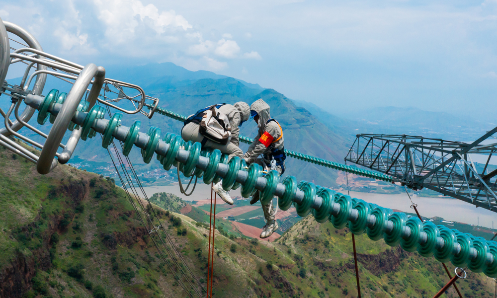 ±800千伏新东直流工程是落实国务院大气污染防治行动计划的12条重点输电通道之一，也是目前建成的世界上海拔最高、地震设防烈度最高的特高压直流输电工程。