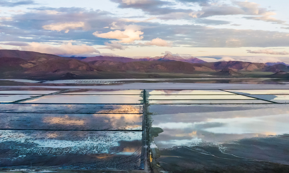 在“世界屋脊”青藏高原上，有一颗耀眼的高原明珠——扎布耶盐湖，这是世界罕见的硼锂钾铯等大型综合性盐湖矿床，其中锂、硼均达到超大型规模，是全球第三大、国内第一大百万吨级盐湖。