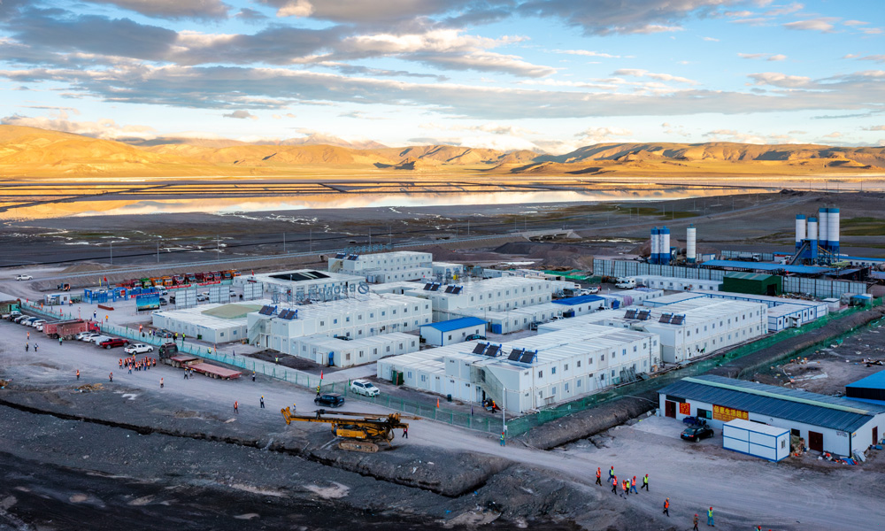 扎布耶位于西藏自治区日喀则市仲巴县，地处海拔4500米的高原地区，空气含氧量仅为平原地区的50%，中国化学工程东华公司总承包的西藏扎布耶盐湖绿色综合开发利用万吨电池级碳酸锂项目正在这里如火如荼地建设中。