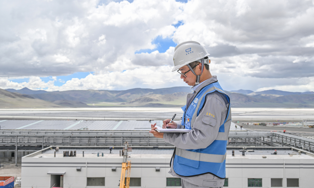 项目投产后，每年生产的电池级碳酸锂可供约20至30万台电动轿车使用，按每台轿车年行驶2万公里计算，对比燃油车每年可减少约200万吨二氧化碳排放，将成为西藏盐湖资源开发的样板工程，对于保障国内锂资源的供给安全具有较高的战略意义。