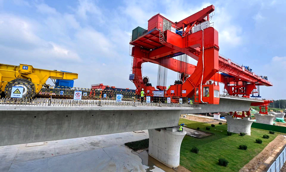 近日，中铁十局参建的新建雄商高铁全线首榀箱梁成功架设。雄商高铁是国家“八纵八横”高速铁路网京港（台）通道的重要组成部分，也是服务雄安新区战略、承载雄安地区“千年大计”的重要干线，项目建成后将进一步优化路网整体功能，服务雄安新区建设，助力京津冀协同发展。