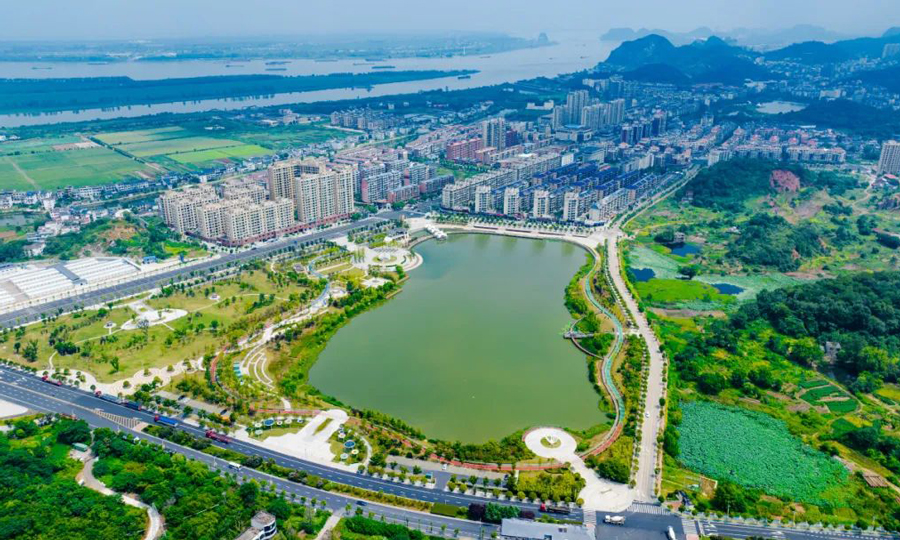 近日，由中国建筑旗下中建二局承建的江西长江最美岸线（彭泽段）示范项目全面完工。该项目是推动长江经济带绿色发展的示范项目，中建二局中心城区污水处理厂承担城区雨污水管网改造、珍珠湖公园建设等建设任务，为城市重建一套雨污管网系统，解决覆盖12万人口雨污水分流问题，改善当地交通环境和长江水质，实现“由表及里”的城市更新。