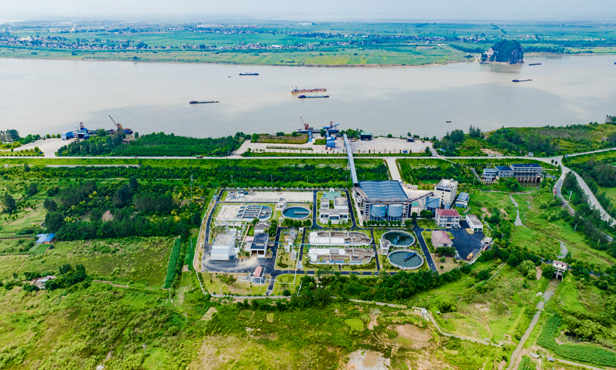 项目在进行生态修复、管网改造的同时，也对彭泽县污水处理厂进行了扩建，将污水厂日污水处理能力从1.5万吨增加至2.25万吨。在水质的提升上，项目团队采用“高效沉淀池+回转精密过滤器”为主体的混凝沉淀过滤处理工艺进行污水处理，提高污水厂进水浓度，同时提高污水收集率和处理达标率，从根本上解决区域水生态环境问题，改善彭泽水生态，打造宜居、绿色、人文城市，绘制一幅水清岸绿、人文和谐的幸福宜居人文画卷。