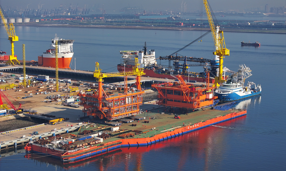 近日清晨，中国海油旗下海油工程天津智能制造基地码头旁，阳光洒在橙黄色的组块上格外耀眼。此刻，潮水缓缓上涨，正是现场百余工作人员从日出之前就翘首以盼的最佳装船时机。