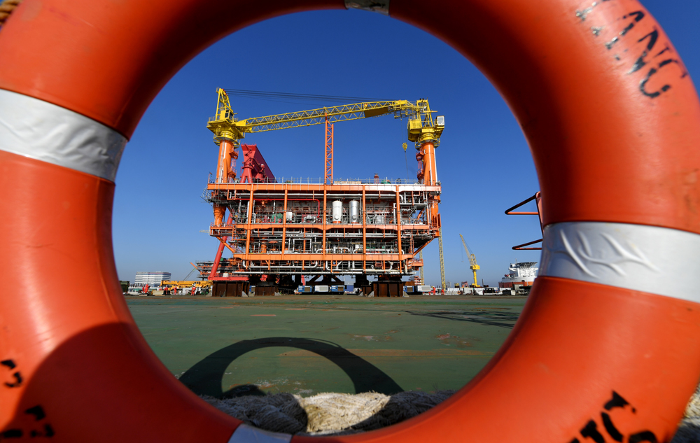 “启动模块小车，装船开始！”生产保障中心机械队副队长发出指令。操作员按下遥控盒上的启动键，9组SPMT（自行模块运输车）模块小车奋力“扛”起重达4000余吨的蓬莱19-3平台上部WHPN组块，缓缓向指定位置前进。所有人围绕着小车、组块忙碌起来。