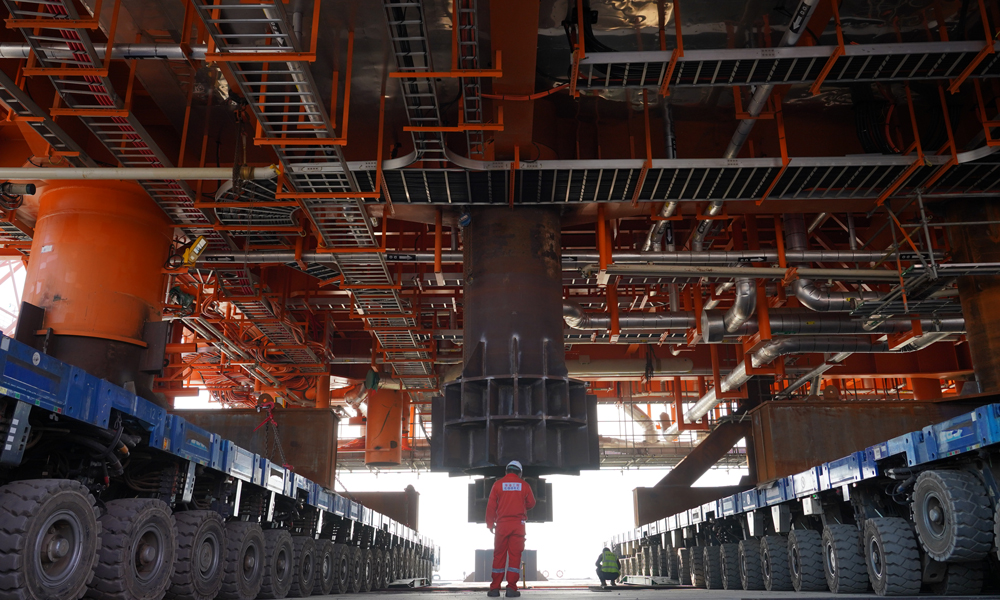 200米的距离，硕大的油气生产平台组块“挪”了2小时，停靠在“海洋石油229”驳船甲板正中间。短短一个多月内，这样的“大场面”已经上演了8次，蓬莱19-3项目与渤中19-6一期项目共8个组块从这里登船出海。