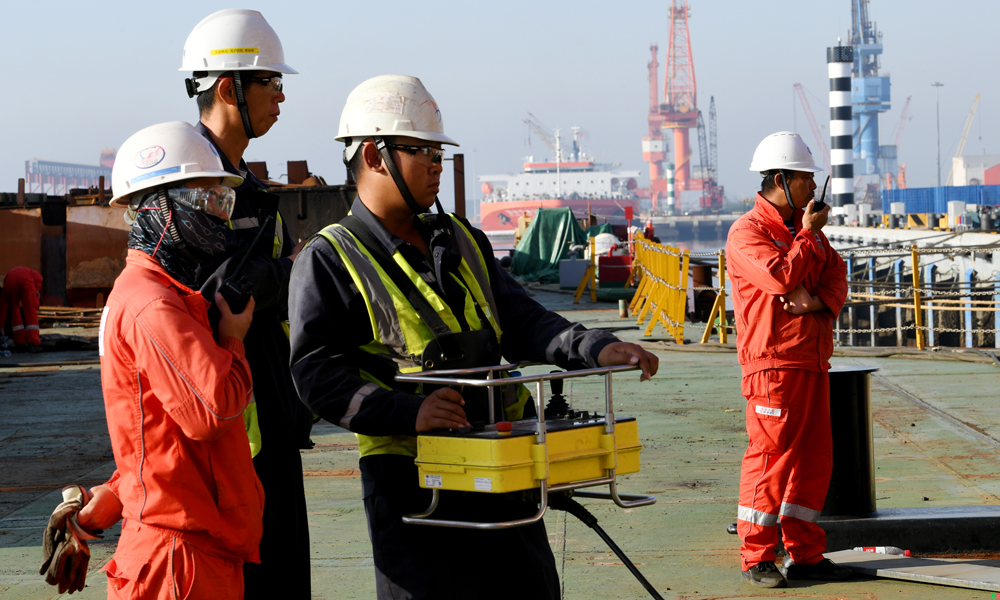 如此密集的装船作业前所未有，早在7月5日，由18名党员和青年员工组成了“澎湃突击队”，他们牵头完成了装船任务，将一个个组块安全顺利送上船的同时，队员们也在不断总结工作经验和创新工作方法，还自制了几个能助力高效装船的小工具。经过密集装船的“洗礼”，现场人员对于装船流程细节和重难点的把控愈发精准，作业效率得到显著提升。