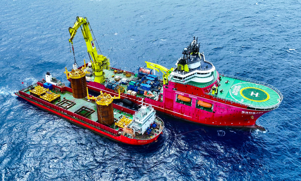 近日，由中国海油下属海油工程执行的“深海一号”二期工程3套千米级深水吸力桩安装完成，标志着我国千米级深水油气田水下设施安装能力实现新突破，对建设海洋强国、保障国家能源安全具有重要意义。图为吸力桩安装作业现场。